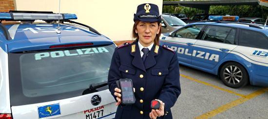 Un'agente della Stradale di Montecatini mostra il gps che fu trovato nell'auto della donna