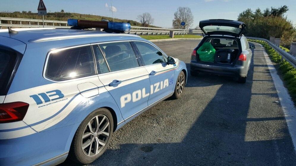 La macchina fermata dalla polizia stradale