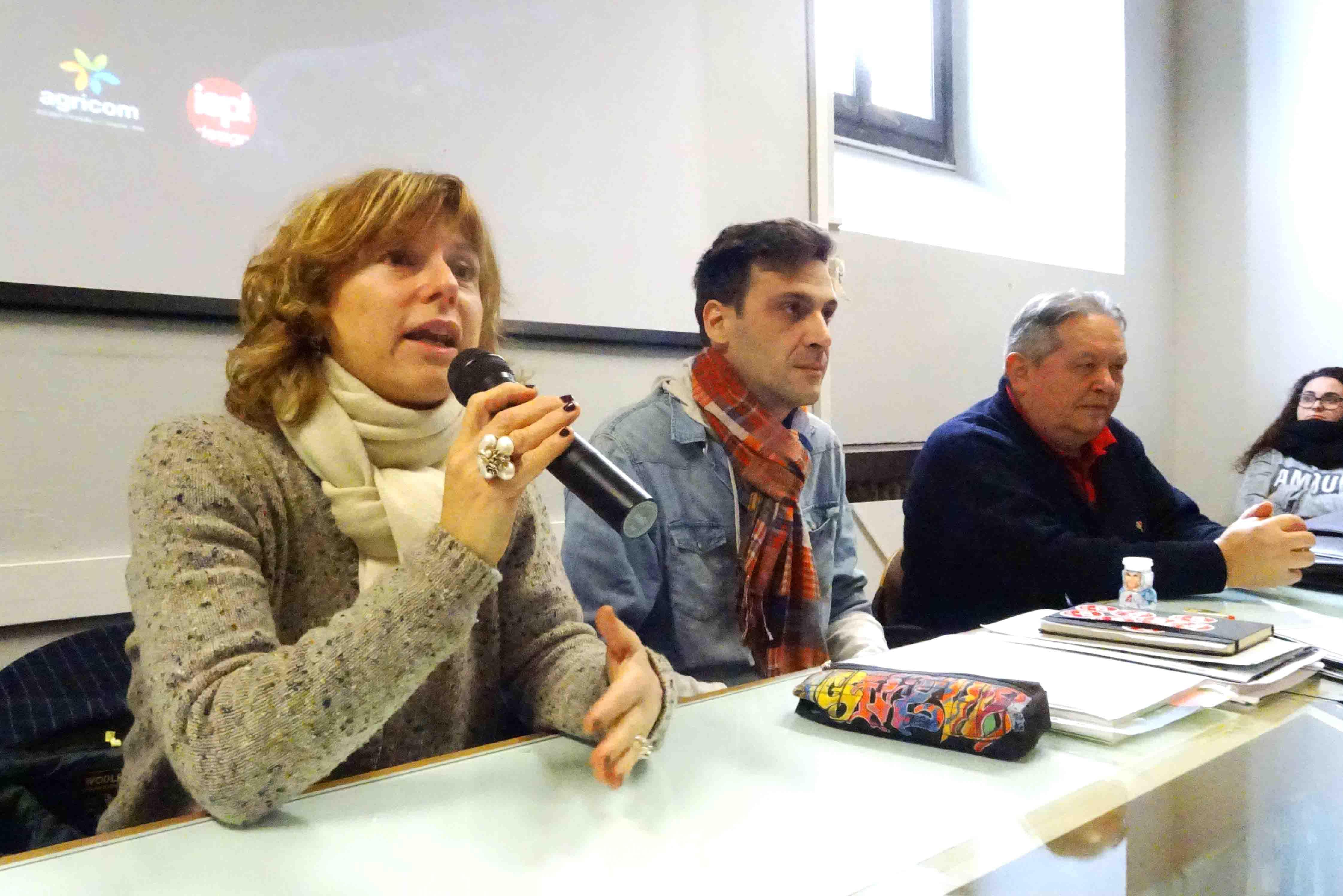 La preside Pastacaldi illustra il progetto del calendario (foto Gori)