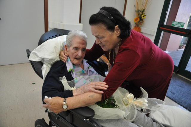 Matilde Beniacar insieme alla persona che si prendeva cura di lei