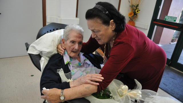 Matilde Beniacar insieme alla persona che si prendeva cura di lei