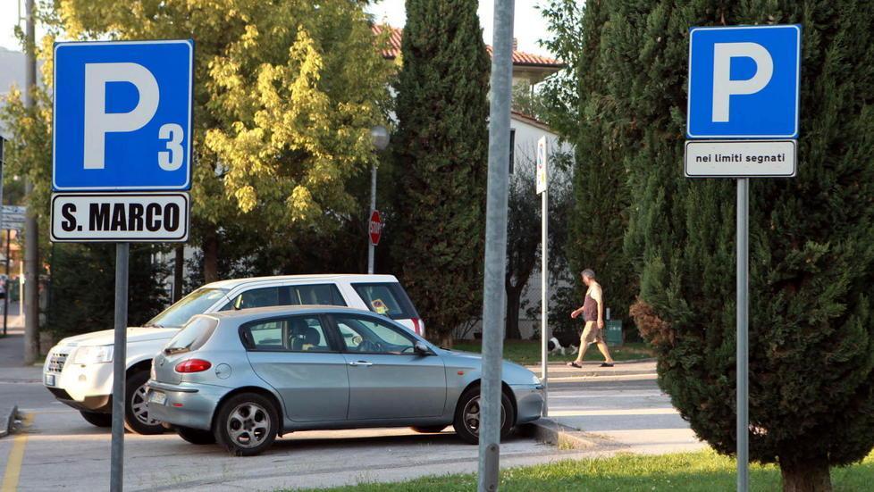 Il parcheggio di via San marco: anche qui la sosta potrebbe tornare a pagamento ma per i non residenti