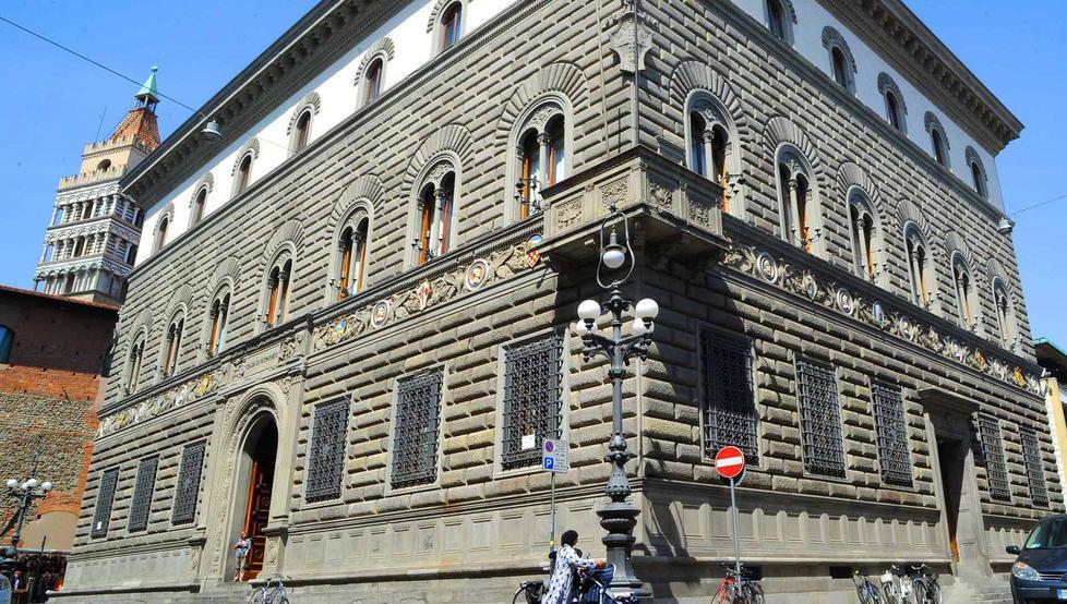 La sede centrale della Cassa di risparmio di Pistoia e Lucchesia, in via Roma (foto Lorenzo Gori)