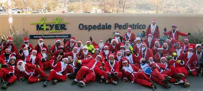 I babbi Natale ciclisti portano offerte al Meyer