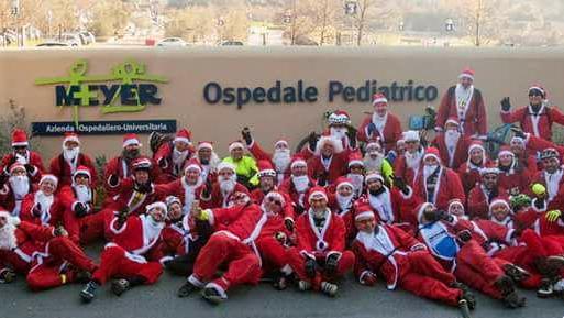 I babbi Natale ciclisti portano offerte al Meyer