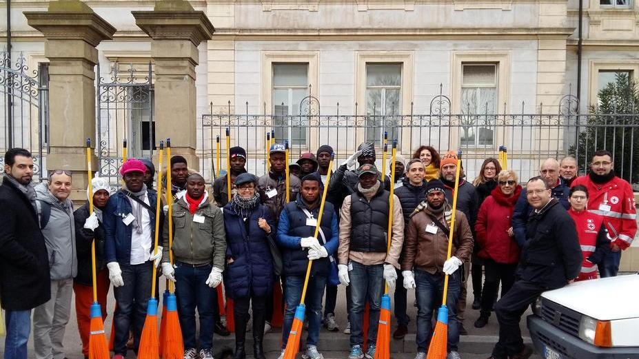 Migranti pronti a pulire la città