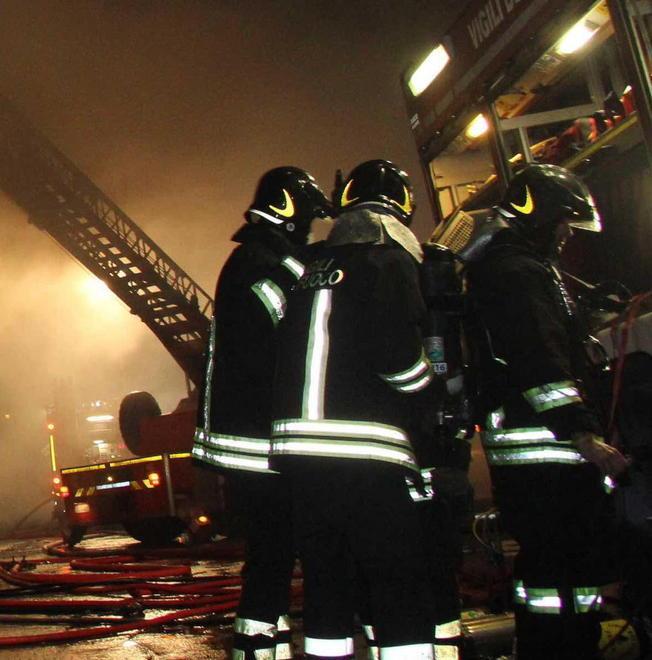 Incendio: salvato un senzatetto che stava dormendo