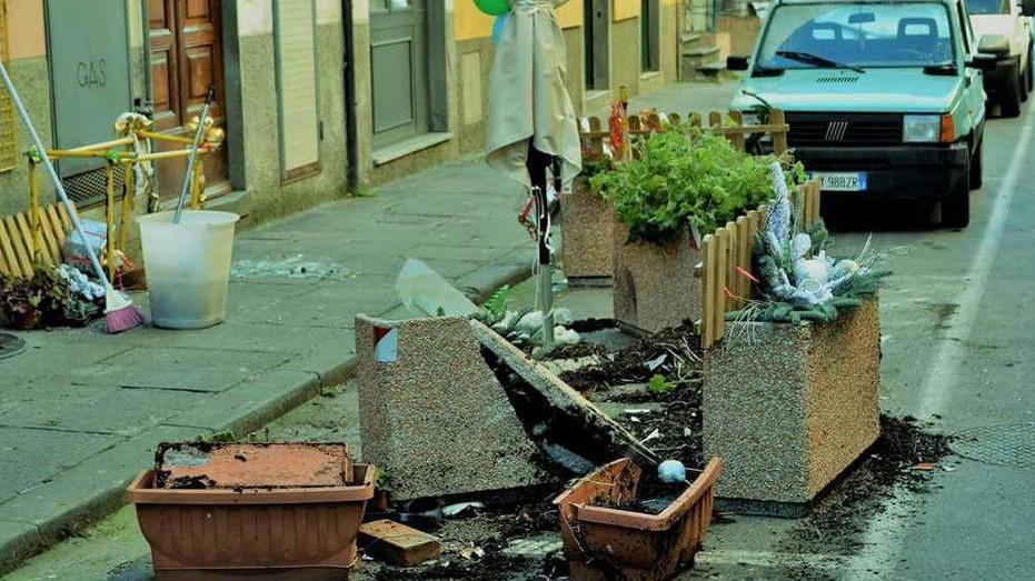 Vandali scatenati contro le fioriere