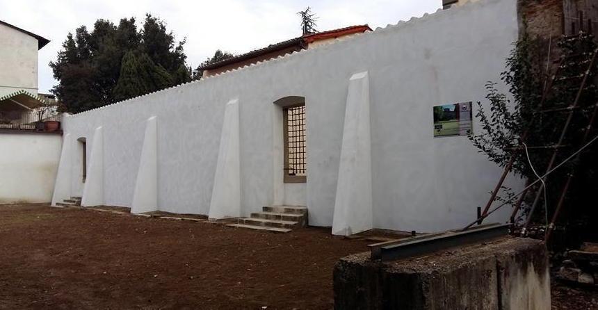 Villa Bottini: dopo 10 anni il muro è tornato in piedi 
