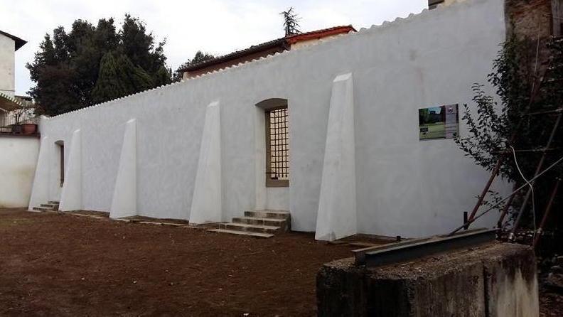 Villa Bottini: dopo 10 anni il muro è tornato in piedi