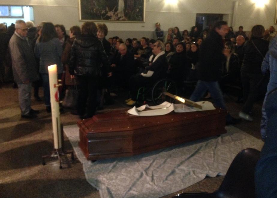 L’addio della comunità a don Tonino 