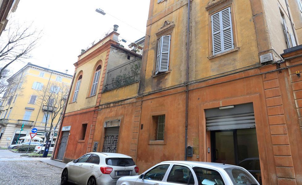 Appartamento in fiamme per una candela