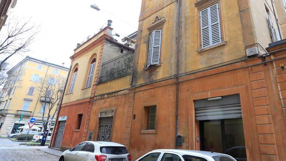 Appartamento in fiamme per una candela