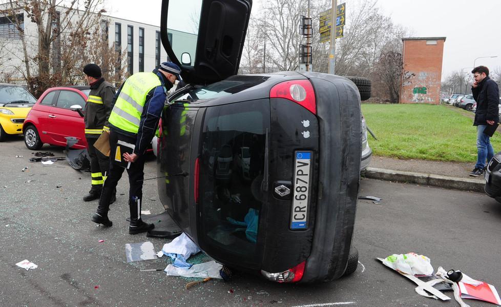 Via Sallustio, auto ribaltata dopo scontro