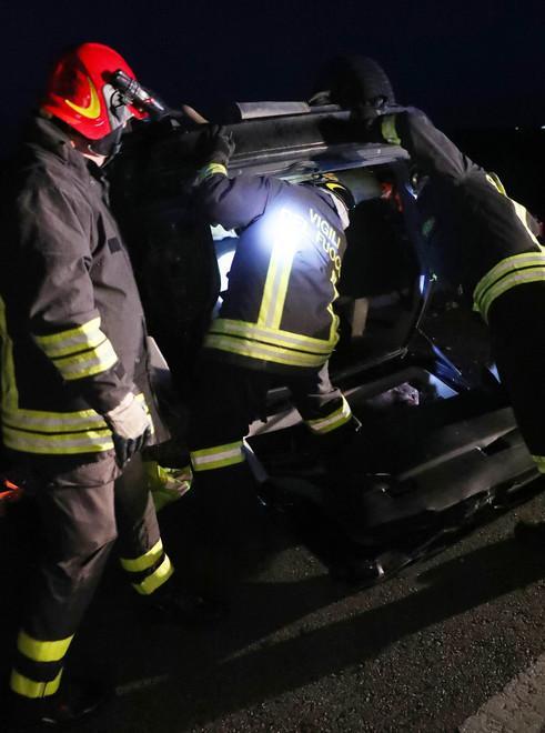 Scontro, il parroco di Goro nel fossato con l’auto