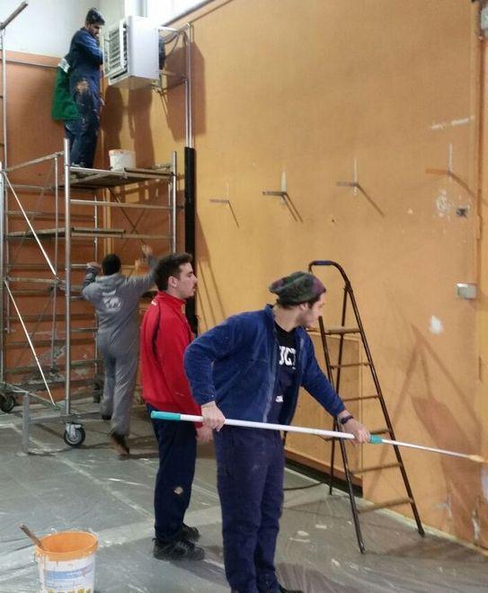 Gli studenti-imbianchini verniciano la palestra 