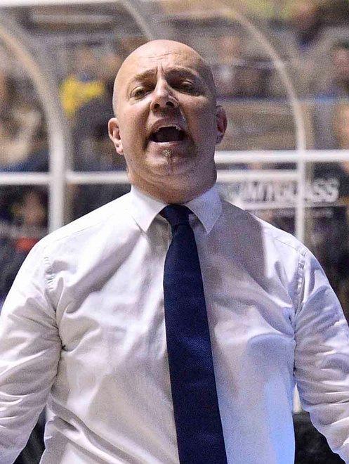 Menetti non trova soluzioni per risolvere il rebus DJ White