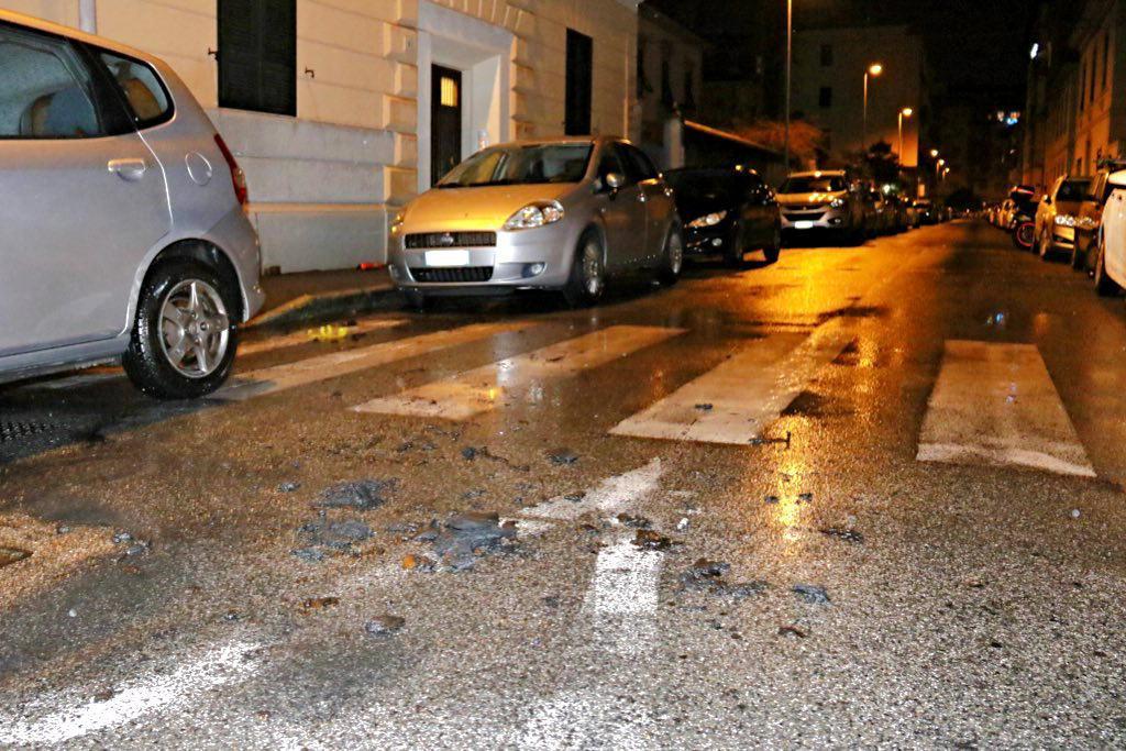Fiamme nell'auto mentre parcheggia
