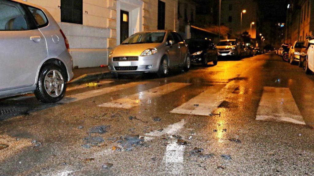 Fiamme nell'auto mentre parcheggia