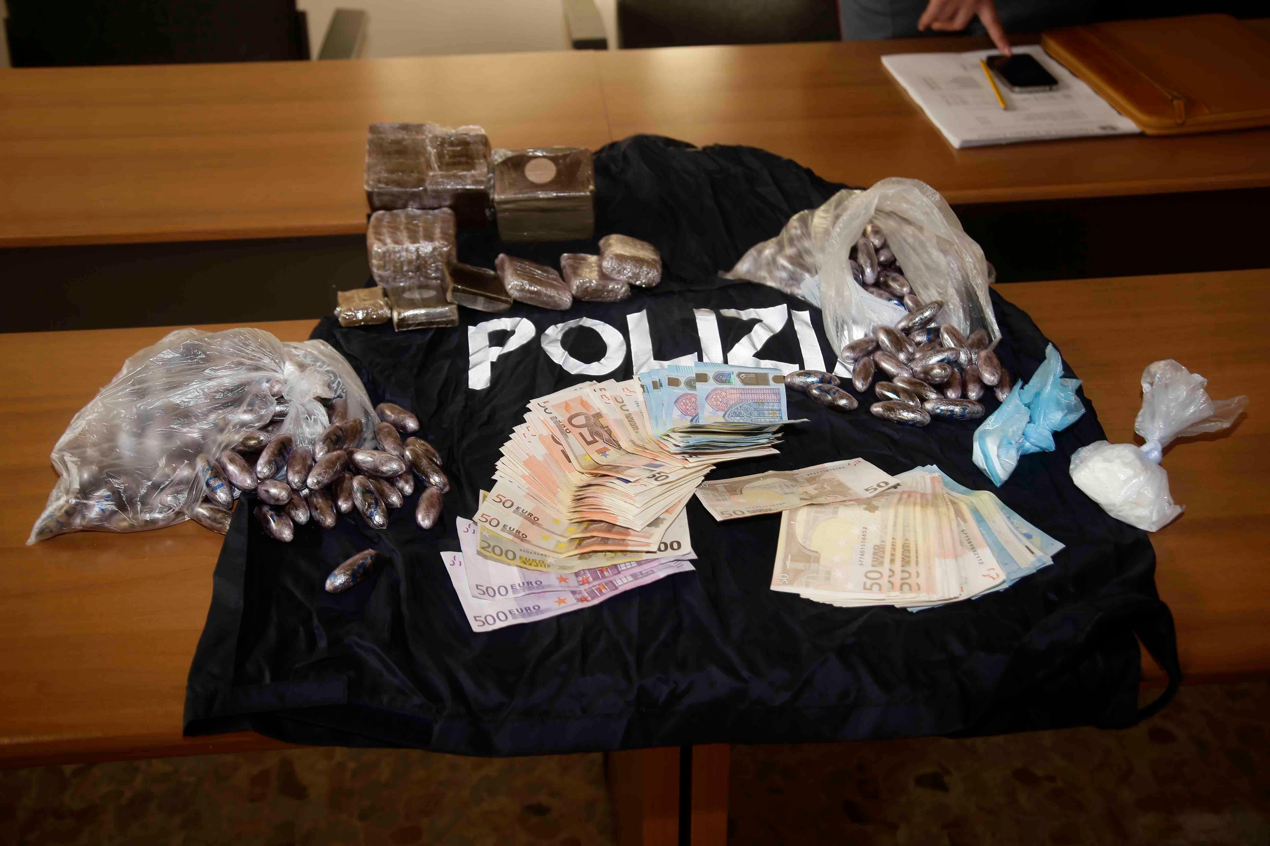 Nascondeva quattro chili di droga nell'appartemento in centro, arrestato un trafficante