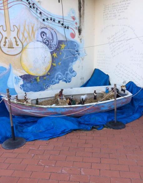 Il presepe “arriva” in barca