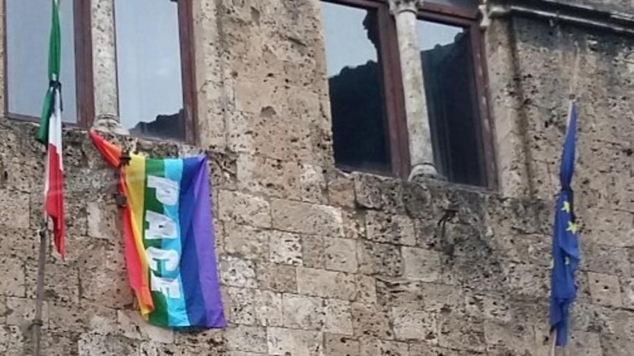 Bandiere a lutto dopo l’attentato