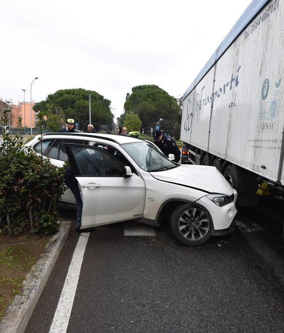 Auto contro tir, trovati arnesi da scasso
