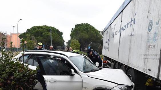 Auto contro tir, trovati arnesi da scasso