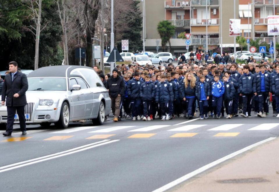 Biglietti e lacrime per il piccolo leone 