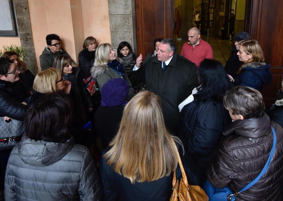 Le vestaglie azzurre occupano il Comune 