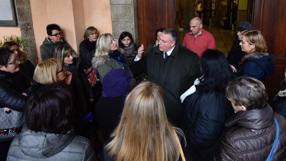 Le vestaglie azzurre occupano il Comune