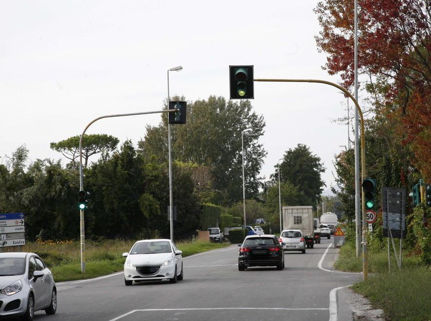 Arriva la prima rotonda lungo via di Scorrimento 