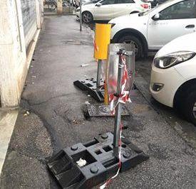 Marciapiedi inagibili in via dei Cavalieri: nessuno interviene