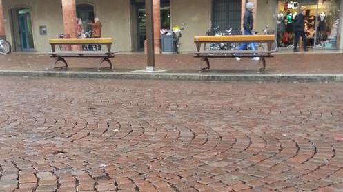 Cade in piazza, fa causa al Comune