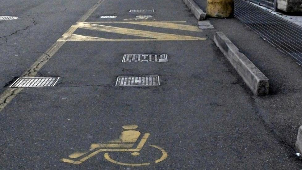 Nei posti per disabili un nuovo cartello contro i “furbi”