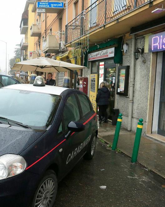 Distrae la merciaia e ruba portafoglio con 400 euro