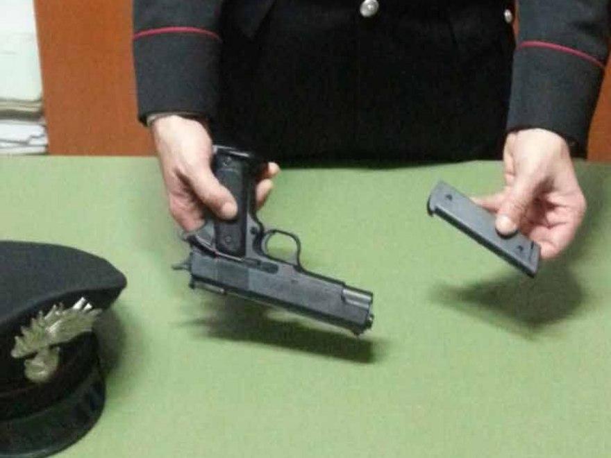 La minacciano con una pistola 