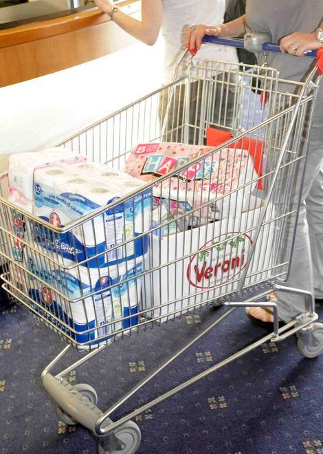 Tenta di rubarle il carrello pieno ma lei si ribella 