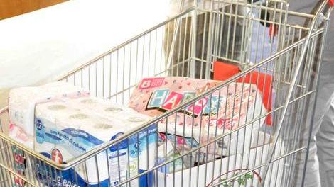 Tenta di rubarle il carrello pieno ma lei si ribella