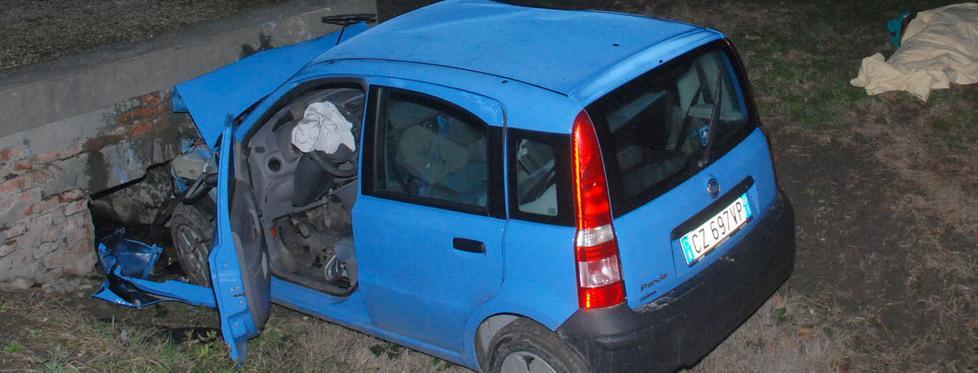 Anziano muore nell’auto che finisce fuori strada 