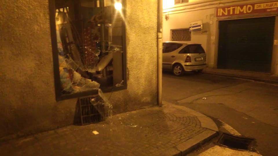 La vetrina del negozio di biancheria sfondata con un tombino