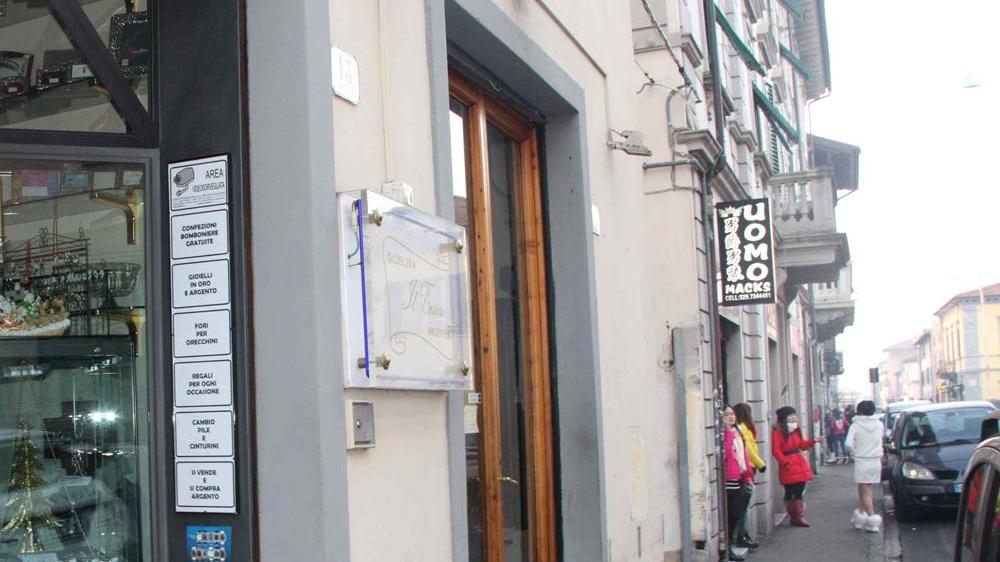 Ladro rischia il linciaggio: picchiato a sangue dai cinesi