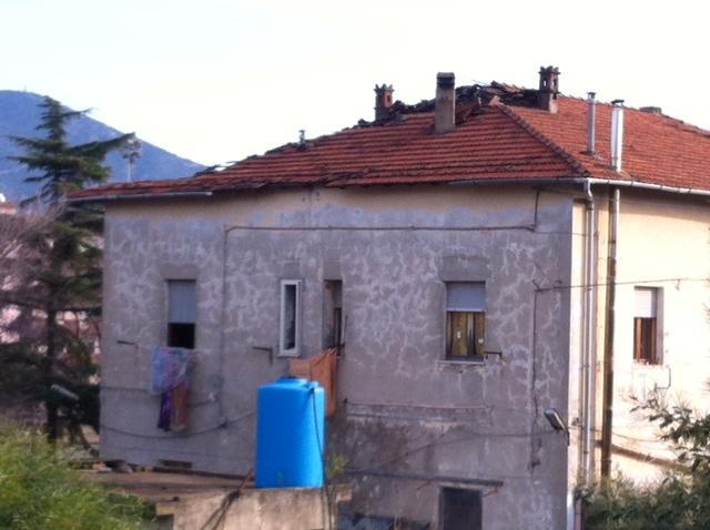 La palazzina inagibile per l'incendio divampato nella notte