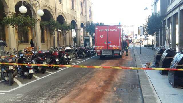 Sversamento in piazza Vittorio, caccia al furgone inquinante