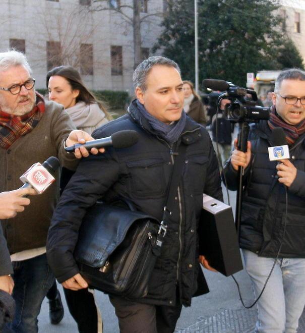 Caso Ragusa, fra flash, legali in fuga e mitomani: il tribunale sembra Pamplona 