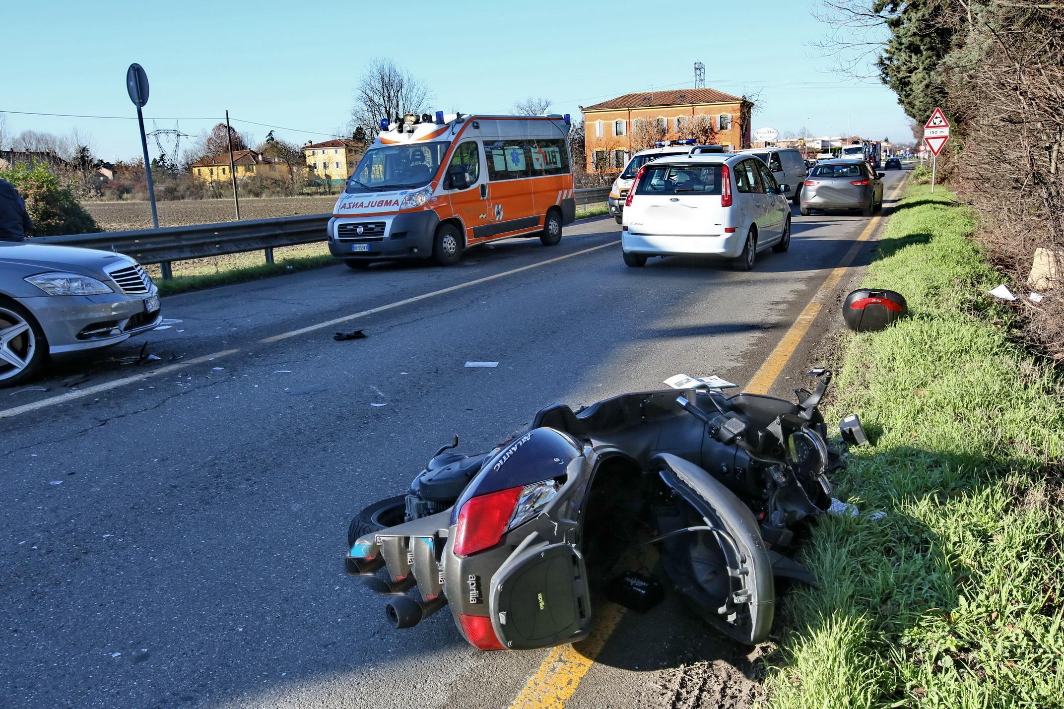 Modena: schianto alla Fossalta, scooterista 35enne gravissimo