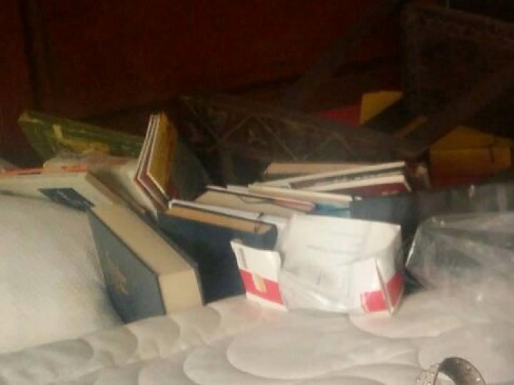 Libri scaraventati su un letto dai ladri