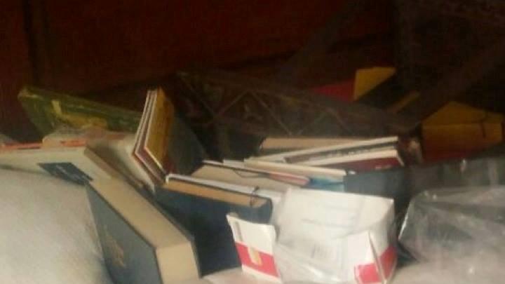 Libri scaraventati su un letto dai ladri