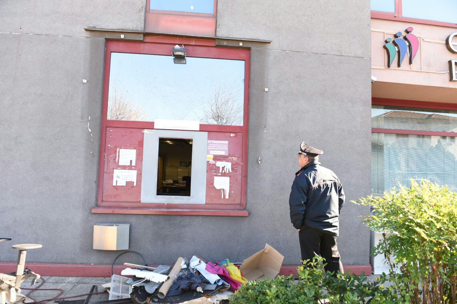 Un'altra immagine del bancomat esploso (foto Sernacchioli) 