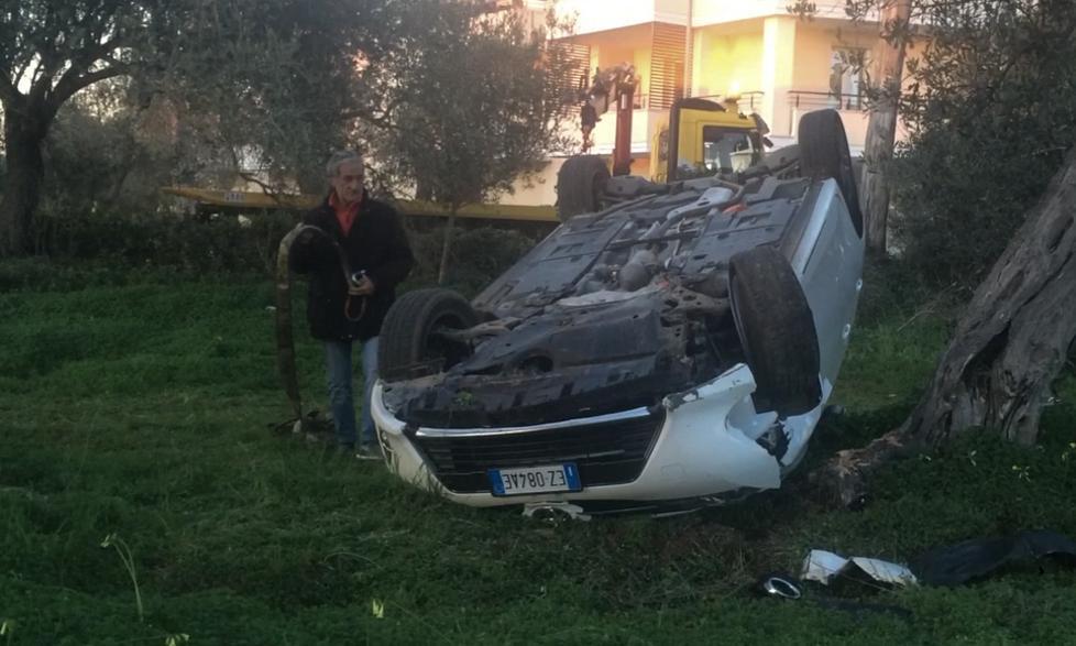 Alghero, Toyota finisce con le ruote per aria 